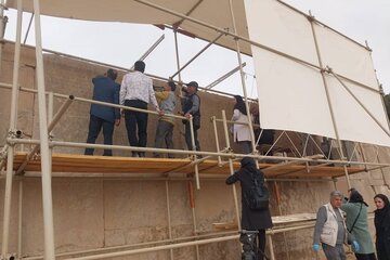 کتیبه جنوب تخت‌گاه داریوش اول با سه زبان از نخستین آثار تخت‌جمشید است