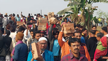 বাবরি মসজিদ নির্মাণে মানুষের ঢল/সাহায্যে প্রস্তুত মুসলমানরা।