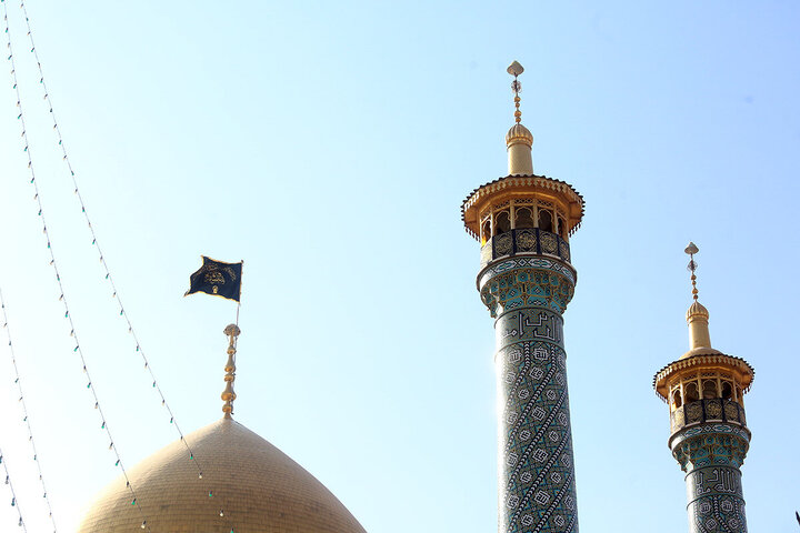 تقرير مصور/ نشر لافتات الحزن والعزاء في حرم السيدة فاطمة المعصومة بمناسبة وفادة السيدة أم البنين (ع)