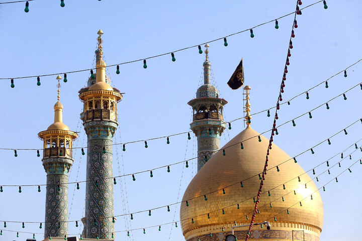 تقرير مصور/ نشر لافتات الحزن والعزاء في حرم السيدة فاطمة المعصومة بمناسبة وفادة السيدة أم البنين (ع)