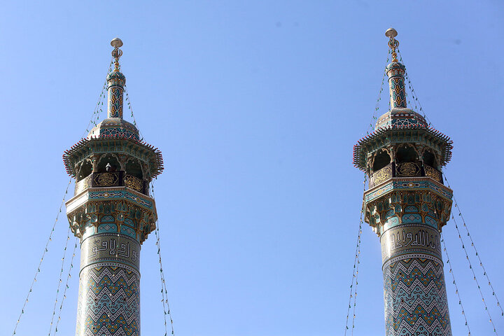 تقرير مصور/ نشر لافتات الحزن والعزاء في حرم السيدة فاطمة المعصومة بمناسبة وفادة السيدة أم البنين (ع)