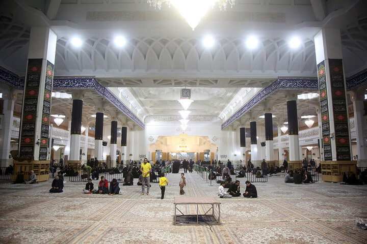 تقرير مصور/ نشر لافتات الحزن والعزاء في حرم السيدة فاطمة المعصومة بمناسبة وفادة السيدة أم البنين (ع)