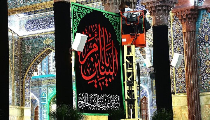 تقرير مصور/ العتبة الحسينية تتشح بالسواد وترفع لافتات الحزن والمواساة بمناسبة وفاة السيدة "أم البنين" (ع)