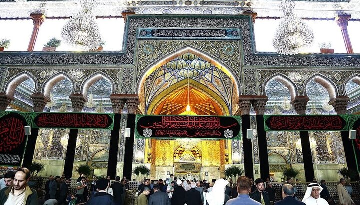 تقرير مصور/ العتبة الحسينية تتشح بالسواد وترفع لافتات الحزن والمواساة بمناسبة وفاة السيدة "أم البنين" (ع)