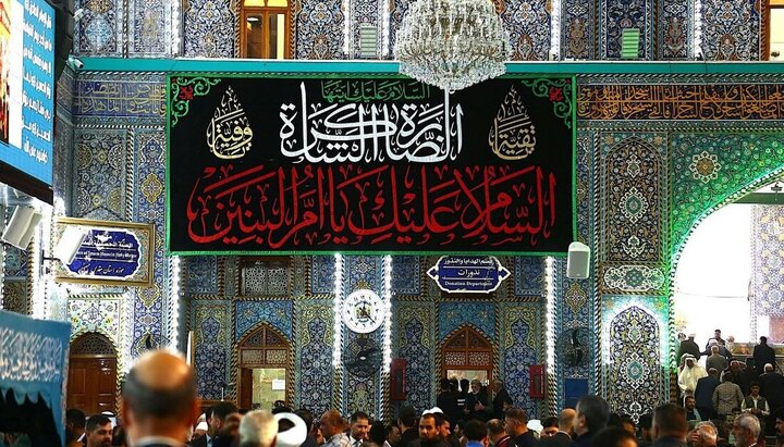 تقرير مصور/ العتبة الحسينية تتشح بالسواد وترفع لافتات الحزن والمواساة بمناسبة وفاة السيدة "أم البنين" (ع)