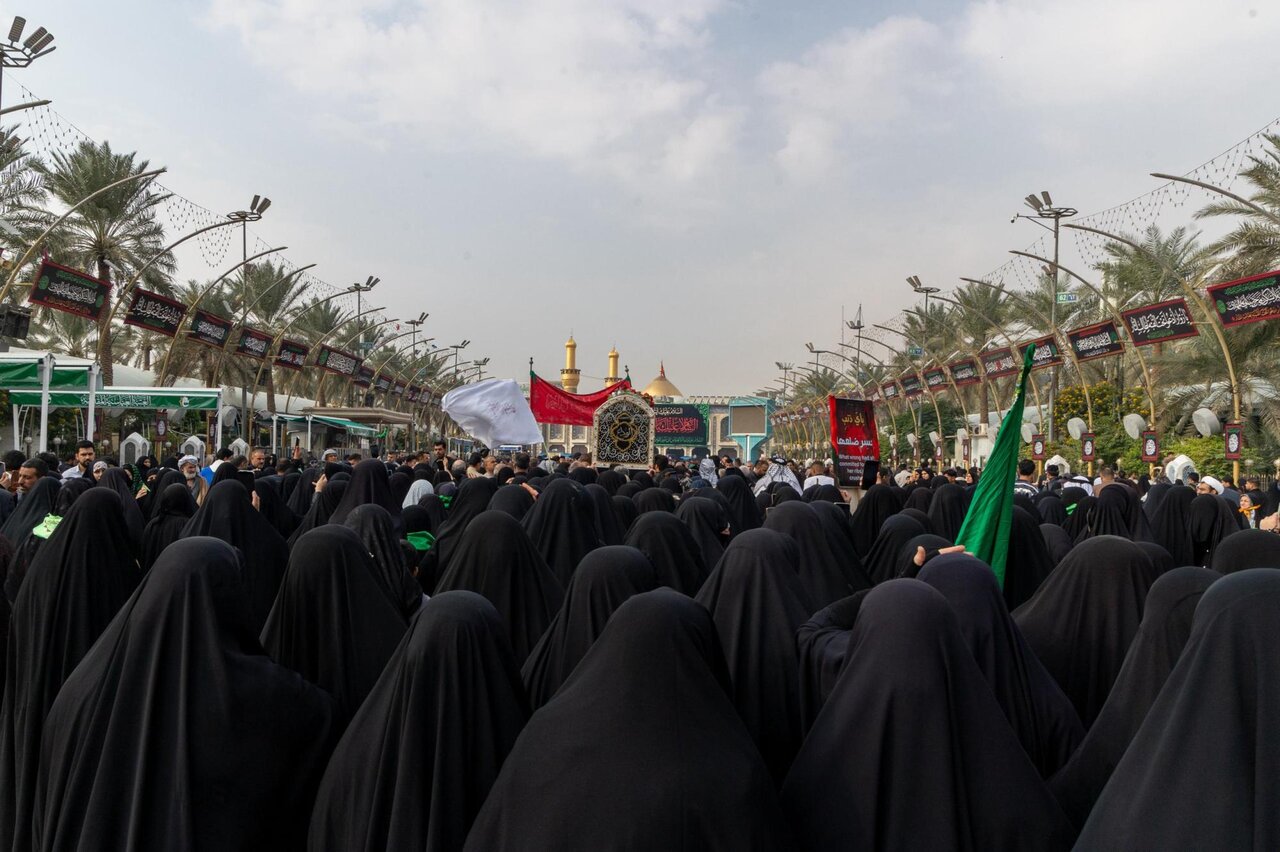 Crowds of believers escort symbolic coffin of Lady Umm al-Baneen at two holy shrines