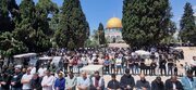 Mais de 60 mil palestinos desafiam restrições e realizam oração de sexta-feira na Mesquita de Al-Aqsa
