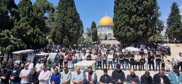 Mais de 60 mil palestinos desafiam restrições e realizam oração de sexta-feira na Mesquita de Al-Aqsa