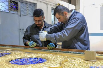 تقرير مصور/ تركيب القطع المذهبة في باب السيدة أم البنين (ع) في العتبة العباسية المقدسة