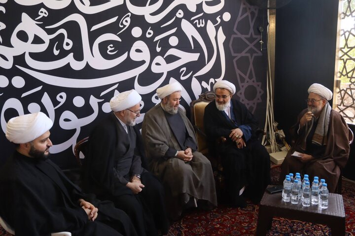 وفد من الحوزة العلمية في قم المقدسة يزور مرقد السيد هاشم صفي الدين