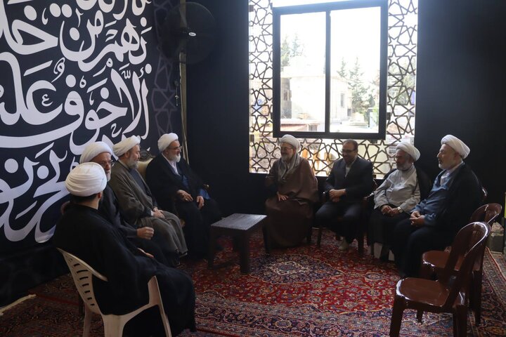 وفد من الحوزة العلمية في قم المقدسة يزور مرقد السيد هاشم صفي الدين