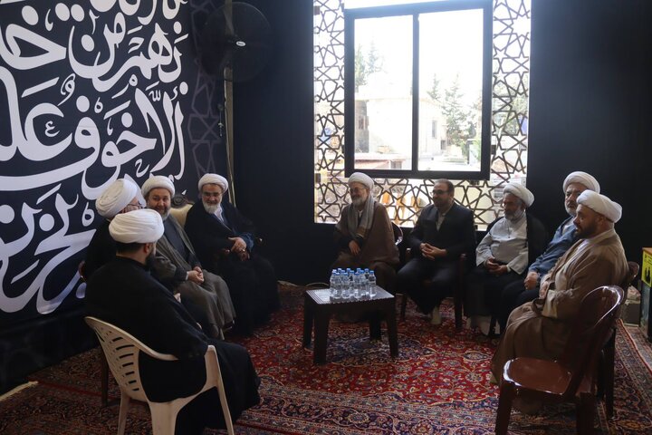 وفد من الحوزة العلمية في قم المقدسة يزور مرقد السيد هاشم صفي الدين