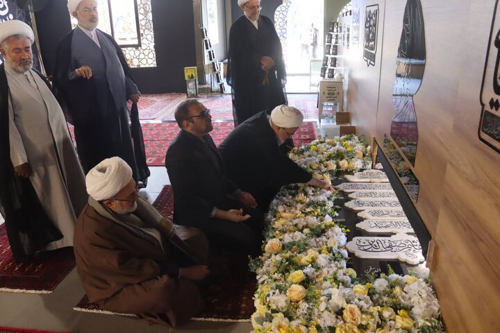 وفد من الحوزة العلمية في قم المقدسة يزور مرقد السيد هاشم صفي الدين