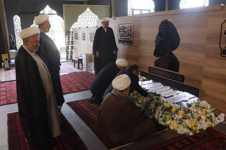 وفد من الحوزة العلمية في قم المقدسة يزور مرقد السيد هاشم صفي الدين