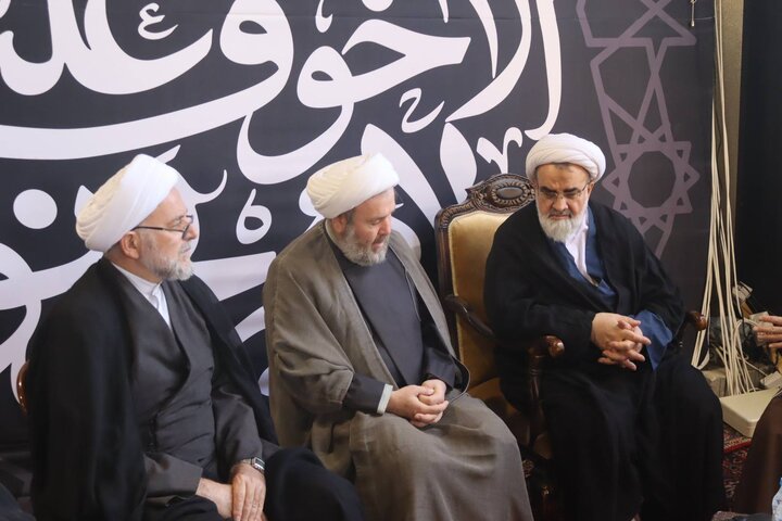 وفد من الحوزة العلمية في قم المقدسة يزور مرقد السيد هاشم صفي الدين