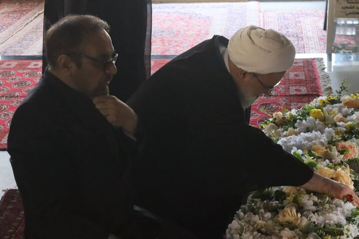 وفد من الحوزة العلمية في قم المقدسة يزور مرقد السيد هاشم صفي الدين