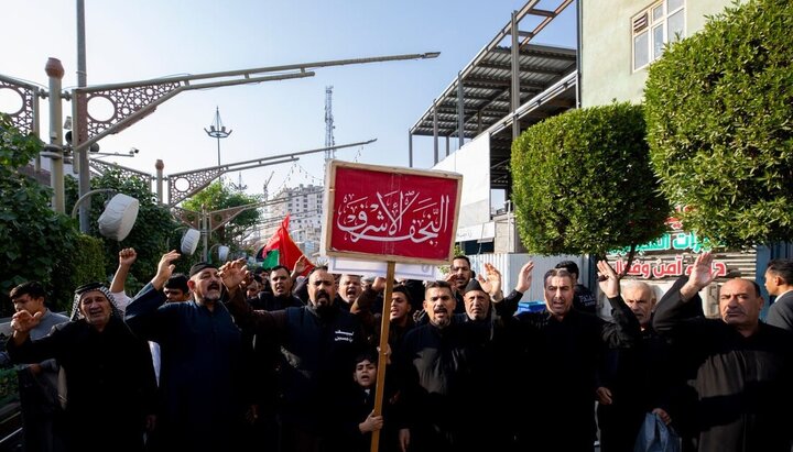 تقرير مصور/ موكب اهالي النجف يحيي ذكرى وفاة السيدة ام البنين (ع) في الصحن الحسيني