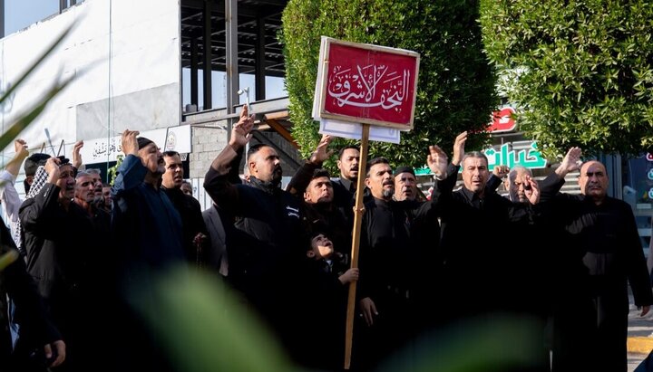 تقرير مصور/ موكب اهالي النجف يحيي ذكرى وفاة السيدة ام البنين (ع) في الصحن الحسيني