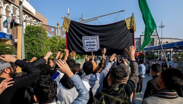 تقرير مصور/ موكب اهالي النجف يحيي ذكرى وفاة السيدة ام البنين (ع) في الصحن الحسيني