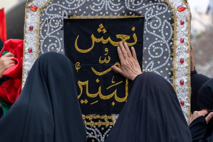 تقرير مصور/ مشاركة واسعة بتشييع رمزي لنعش السيدة أم البنين (عليها السلام) في كربلاء