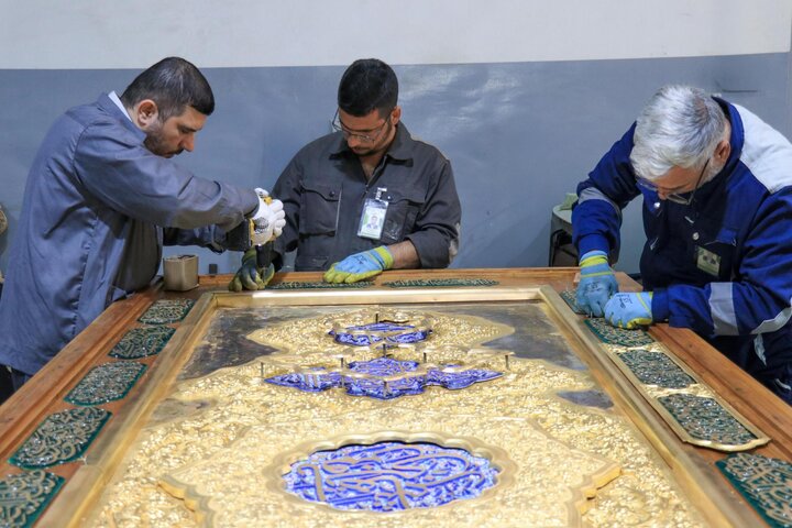 تقرير مصور/ تركيب القطع المذهبة في باب السيدة أم البنين (ع) في العتبة العباسية المقدسة