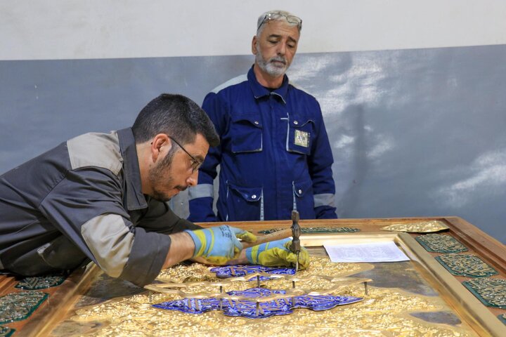 تقرير مصور/ تركيب القطع المذهبة في باب السيدة أم البنين (ع) في العتبة العباسية المقدسة