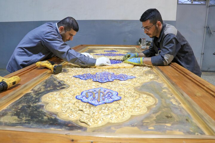 تقرير مصور/ تركيب القطع المذهبة في باب السيدة أم البنين (ع) في العتبة العباسية المقدسة