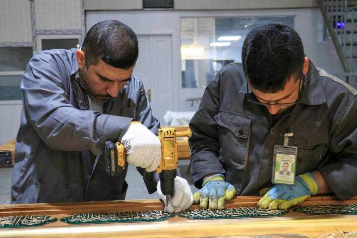 تقرير مصور/ تركيب القطع المذهبة في باب السيدة أم البنين (ع) في العتبة العباسية المقدسة