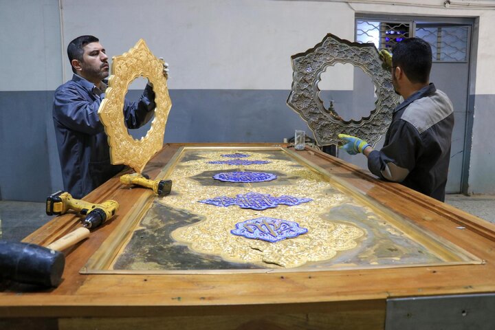 تقرير مصور/ تركيب القطع المذهبة في باب السيدة أم البنين (ع) في العتبة العباسية المقدسة