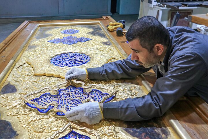 تقرير مصور/ تركيب القطع المذهبة في باب السيدة أم البنين (ع) في العتبة العباسية المقدسة