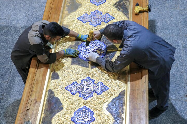 تقرير مصور/ تركيب القطع المذهبة في باب السيدة أم البنين (ع) في العتبة العباسية المقدسة