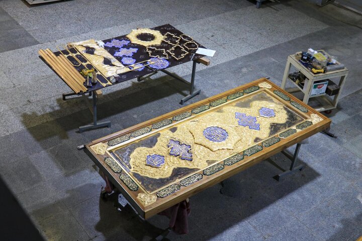 تقرير مصور/ تركيب القطع المذهبة في باب السيدة أم البنين (ع) في العتبة العباسية المقدسة