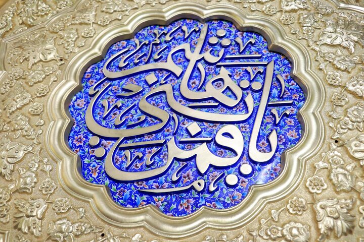 تقرير مصور/ تركيب القطع المذهبة في باب السيدة أم البنين (ع) في العتبة العباسية المقدسة