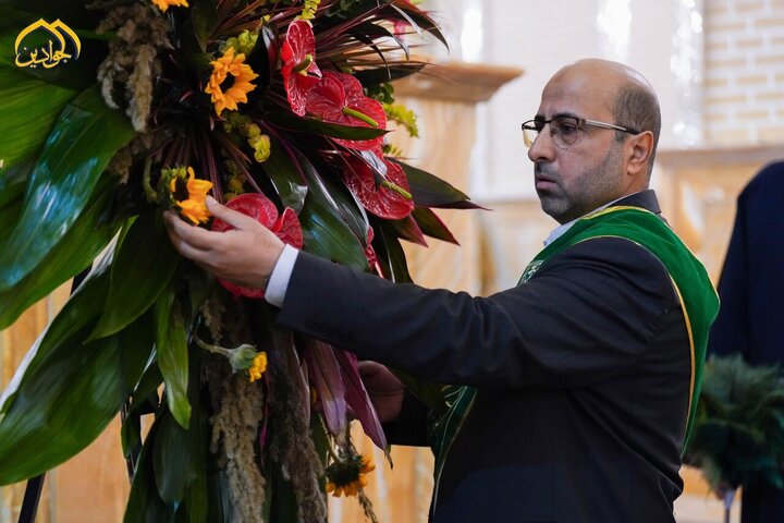 Informe fotográfico | El Santuario Sagrado de los Imames al-Yawadain se adorna con flores por la próxima natividad de la santísima dama Fátima al-Zahra (la paz sea con ella)