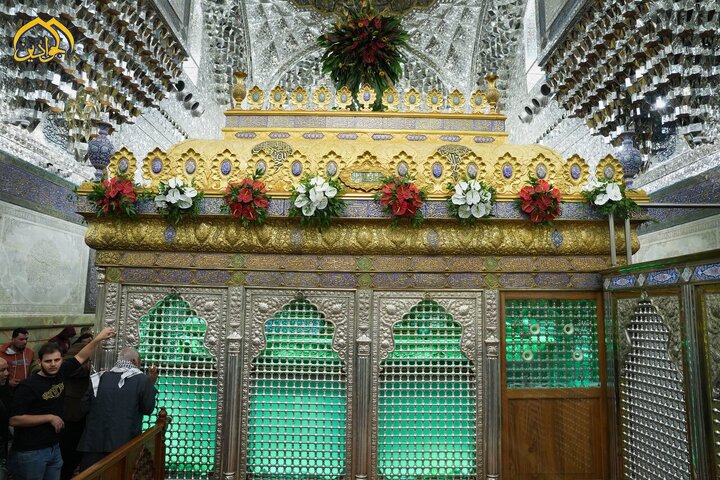 Informe fotográfico | El Santuario Sagrado de los Imames al-Yawadain se adorna con flores por la próxima natividad de la santísima dama Fátima al-Zahra (la paz sea con ella)