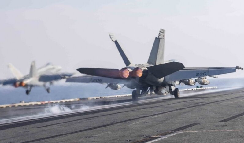 Harry S. Truman Uçak Gemisi Kızıldeniz’de Füze Saldırılarına Maruz Kaldı, 100 Milyon Dolar Hasar Oluştu