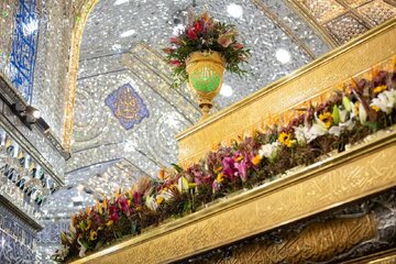 عکس خبری | گل‌آرایی ضریح مطهر سیدالشهدا(ع) در آستانه میلاد حضرت زهرا(س)