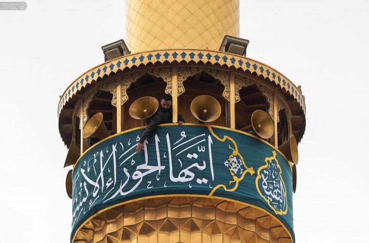 تقرير مصور/ نشر لافتات خاصّة بأسبوع العفاف في حرم أمير المؤمنين(ع) استعدادًا للاحتفاء بولادة السيّدة الزهراء (ع)