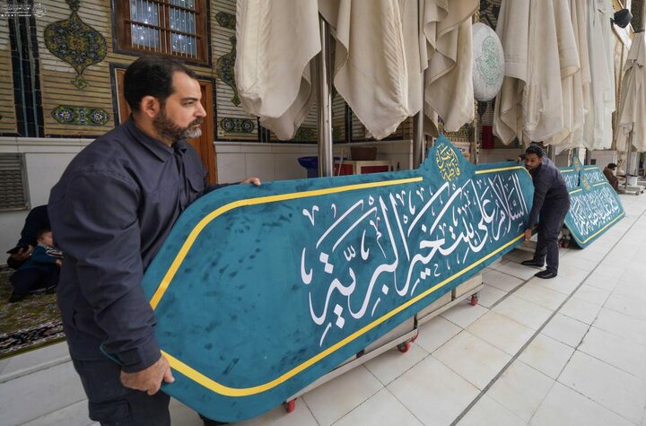 تقرير مصور/ نشر لافتات خاصّة بأسبوع العفاف في حرم أمير المؤمنين(ع) استعدادًا للاحتفاء بولادة السيّدة الزهراء (ع)