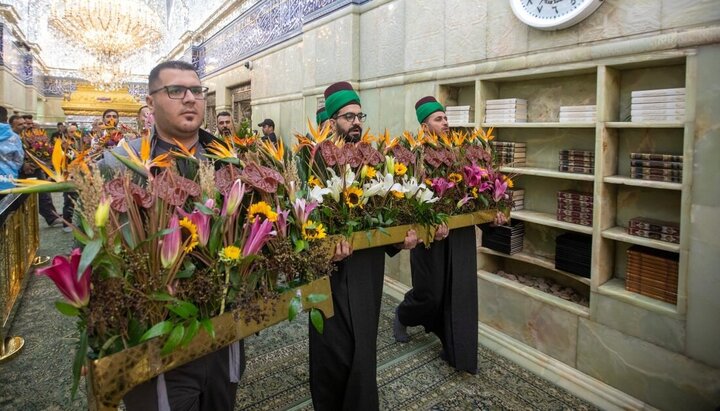 تقرير مصور/ العتبة الحسينية تنشر اكاليل ورد على ضريح الإمام الحسين (ع) بمناسبة ولادة السيدة "فاطمة الزهراء"(ع)