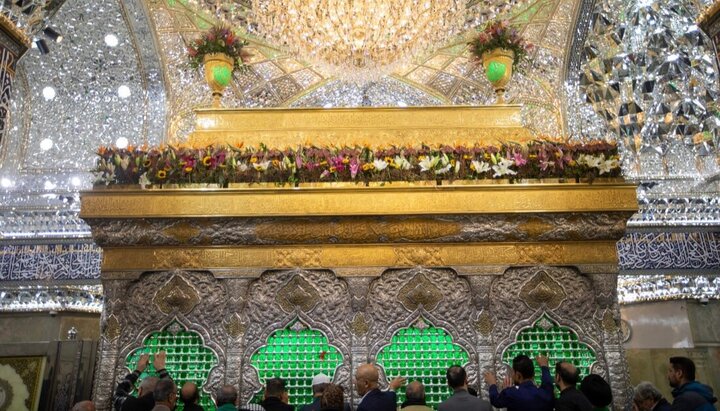 تقرير مصور/ العتبة الحسينية تنشر اكاليل ورد على ضريح الإمام الحسين (ع) بمناسبة ولادة السيدة "فاطمة الزهراء"(ع)