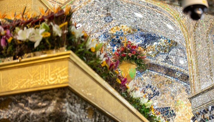 تقرير مصور/ العتبة الحسينية تنشر اكاليل ورد على ضريح الإمام الحسين (ع) بمناسبة ولادة السيدة "فاطمة الزهراء"(ع)