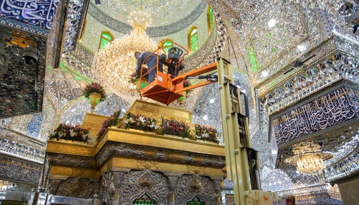 تقرير مصور/ العتبة الحسينية تنشر اكاليل ورد على ضريح الإمام الحسين (ع) بمناسبة ولادة السيدة "فاطمة الزهراء"(ع)