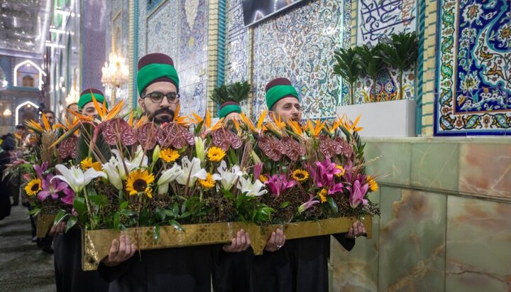 تقرير مصور/ العتبة الحسينية تنشر اكاليل ورد على ضريح الإمام الحسين (ع) بمناسبة ولادة السيدة "فاطمة الزهراء"(ع)