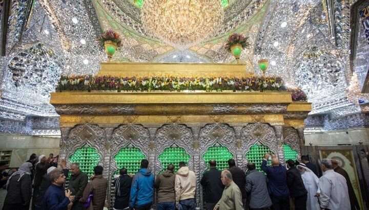 تقرير مصور/ العتبة الحسينية تنشر اكاليل ورد على ضريح الإمام الحسين (ع) بمناسبة ولادة السيدة "فاطمة الزهراء"(ع)