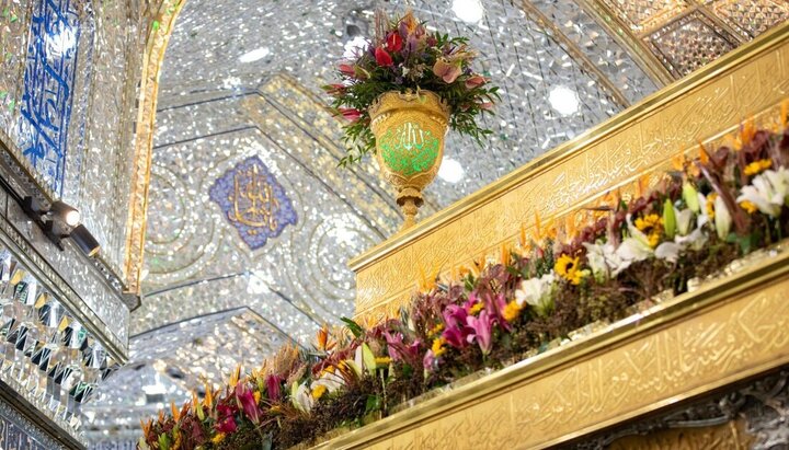 تقرير مصور/ العتبة الحسينية تنشر اكاليل ورد على ضريح الإمام الحسين (ع) بمناسبة ولادة السيدة "فاطمة الزهراء"(ع)