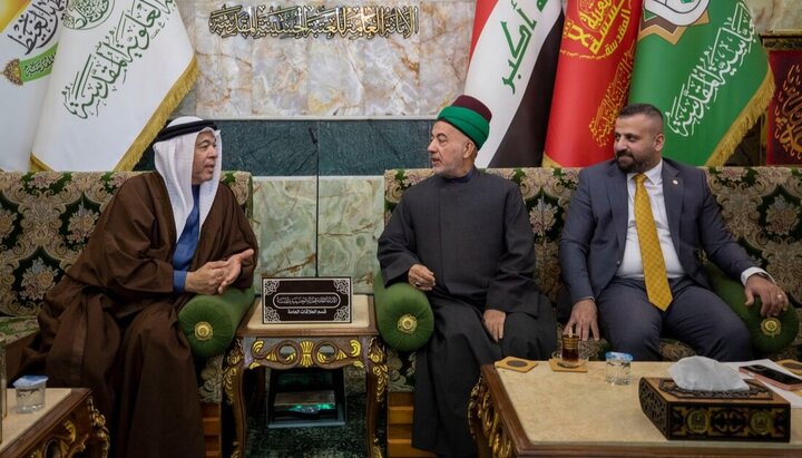 تقرير مصور/ نائب الأمين العام للعتبة الحسينية يتسلم نسخة قديمة من القرآن الكريم من القنصل العام البحريني السابق في النجف