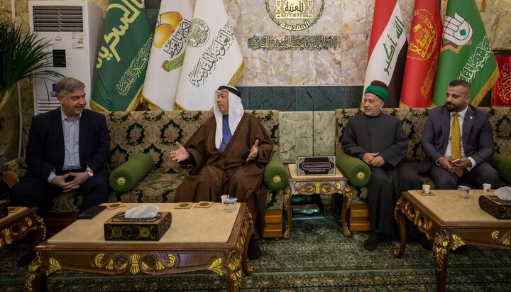 تقرير مصور/ نائب الأمين العام للعتبة الحسينية يتسلم نسخة قديمة من القرآن الكريم من القنصل العام البحريني السابق في النجف