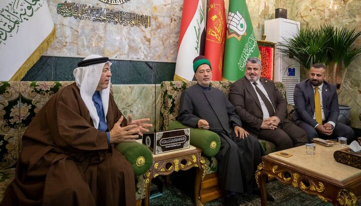 تقرير مصور/ نائب الأمين العام للعتبة الحسينية يتسلم نسخة قديمة من القرآن الكريم من القنصل العام البحريني السابق في النجف