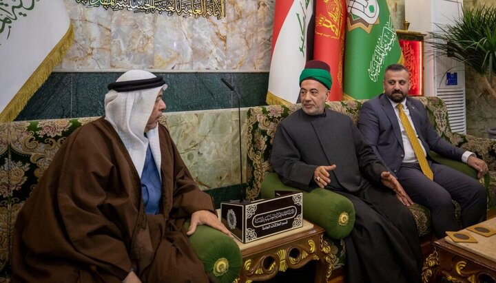 تقرير مصور/ نائب الأمين العام للعتبة الحسينية يتسلم نسخة قديمة من القرآن الكريم من القنصل العام البحريني السابق في النجف